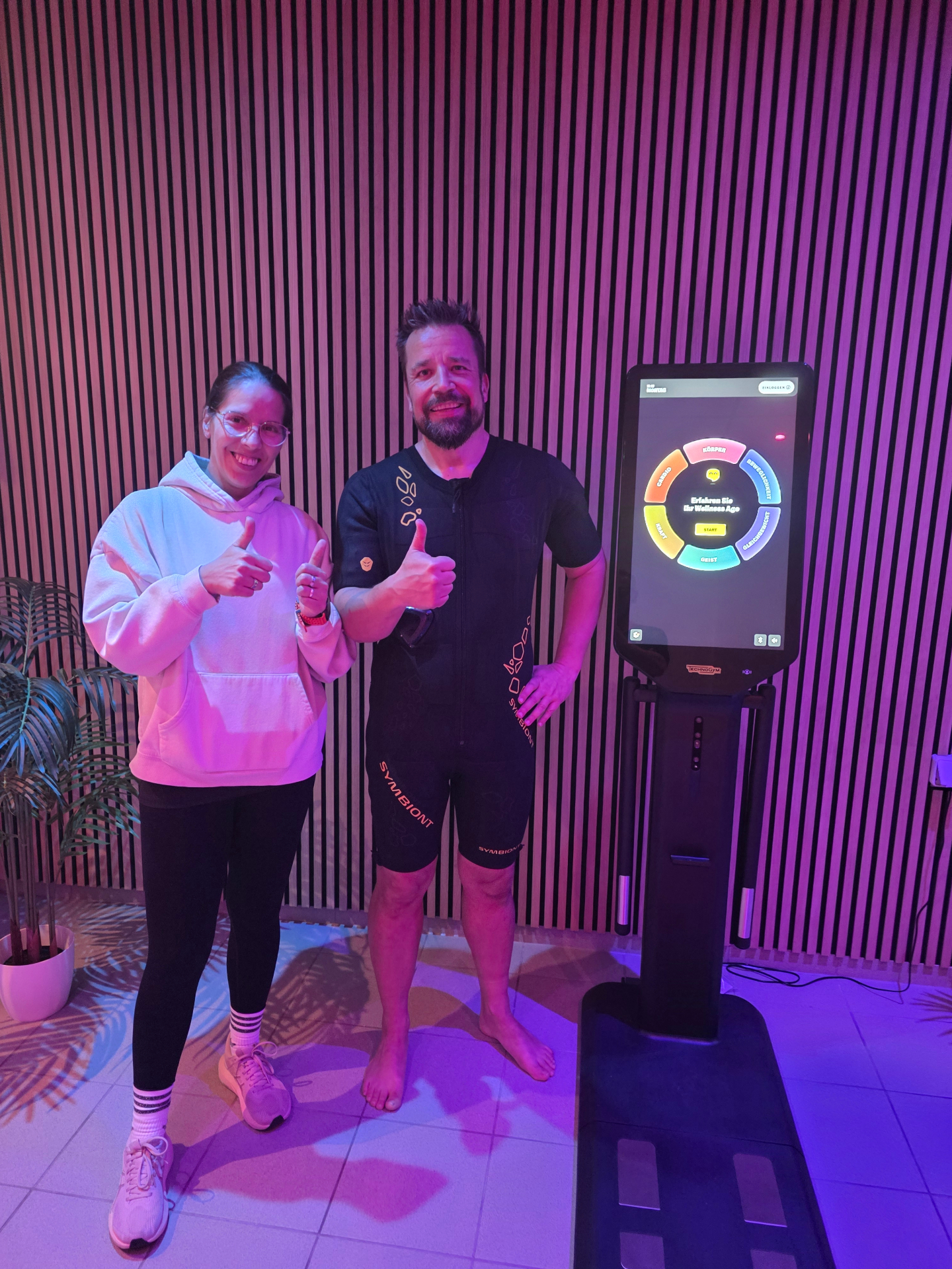 Christian und Lana beim Technogym Checkup im SUNLETHICS-Studio